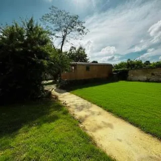 La Roulotte Du Maine Apartman
