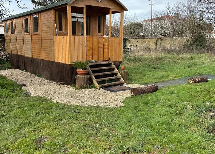 La Roulotte Du Maine Apartment *